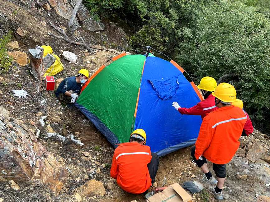 9月15日，電力施工人員正在施工點附近搭建暫居帳篷。白瑪多吉攝