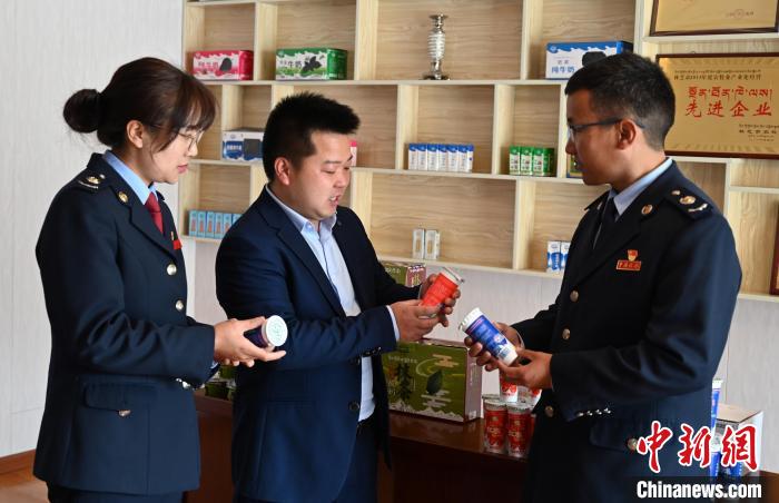 圖為林芝稅務(wù)部門(mén)上門(mén)了解企業(yè)情況，并宣講稅收政策。資料圖 趙朗 攝