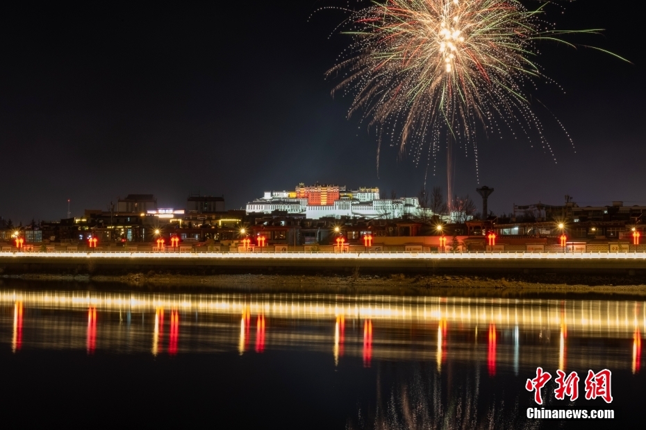 資料圖為2022年3月1日，拉薩迎來藏歷新年“古突夜”，煙花與被燈光照亮的布達(dá)拉宮交相輝映。 <a target='_blank' href='/'><p  align=