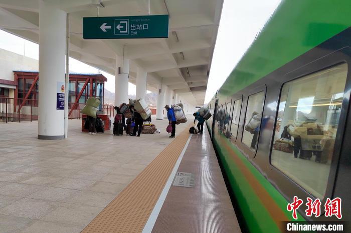乘客乘復(fù)工專列抵達(dá)日喀則?！±_車務(wù)段 供圖