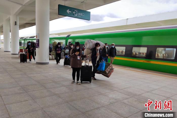 10月6日，乘客乘復(fù)工專列抵達(dá)日喀則?！±_車務(wù)段 供圖