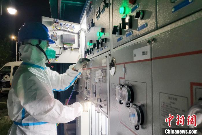 西藏電力部門(mén)順利完成方艙醫(yī)院供電設(shè)備安全可靠接入?！⊥醮箫w 攝