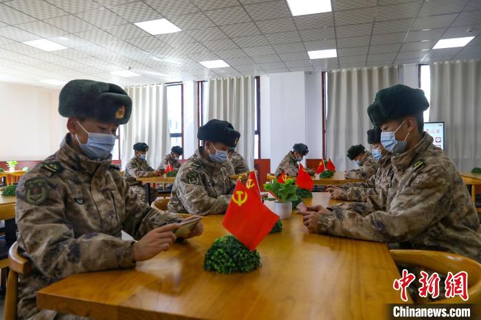 圖為阿里軍分區(qū)某邊防團(tuán)組織官兵通過手機(jī)收聽收看二十大開幕盛況?！詵|供圖