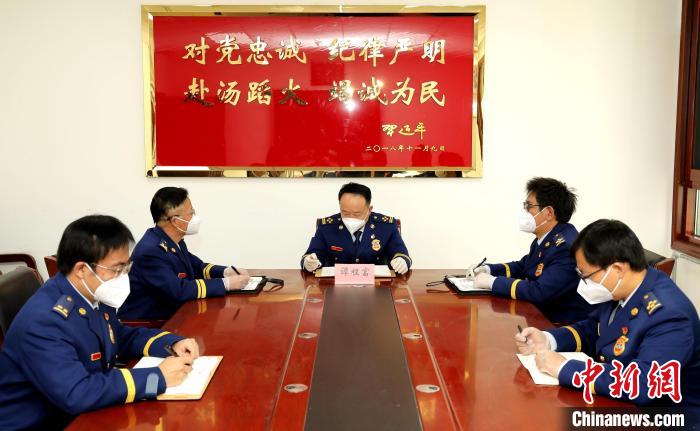 圖為西藏森林消防總隊(duì)在二十大開幕會(huì)結(jié)束后組織學(xué)習(xí)討論?！∥鞑厣窒揽傟?duì)供圖