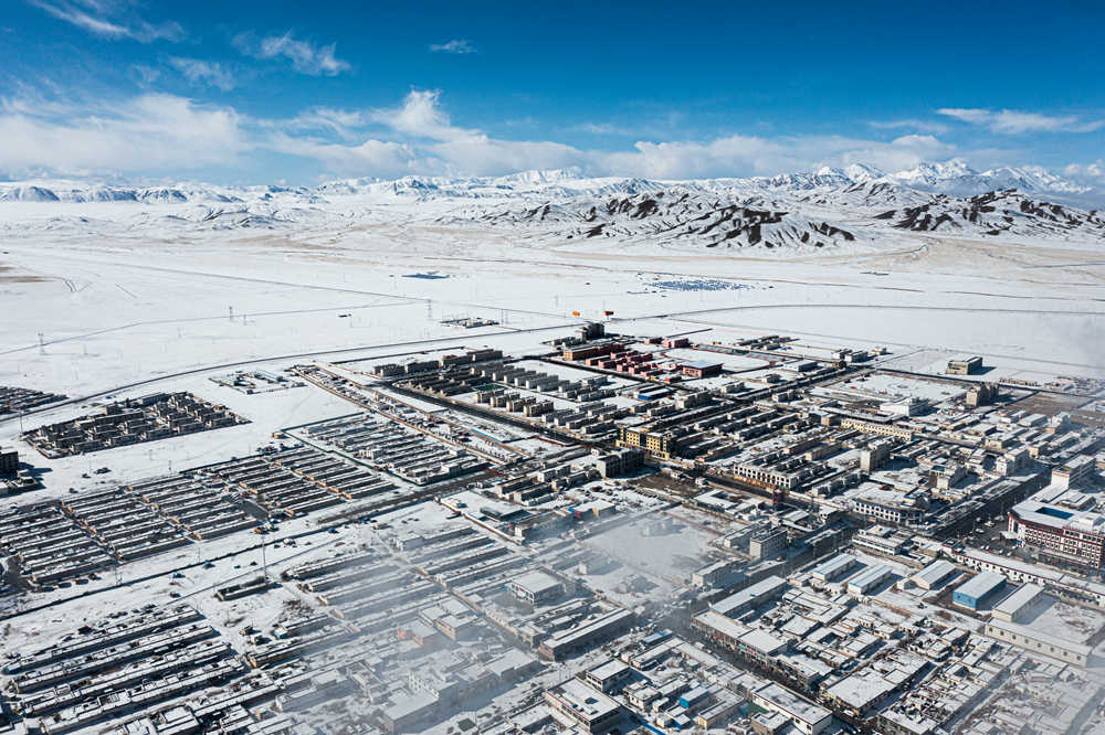西藏阿里地區(qū)改則縣迎來初雪，銀裝素裹，美如畫卷。