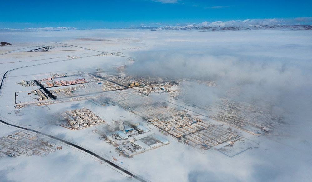 西藏阿里地區(qū)改則縣迎來初雪，銀裝素裹，美如畫卷。