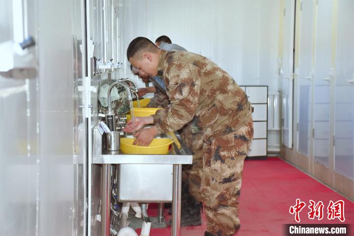 圖為阿里軍分區(qū)某邊防團(tuán)官兵在新建水房洗漱?！詵| 攝