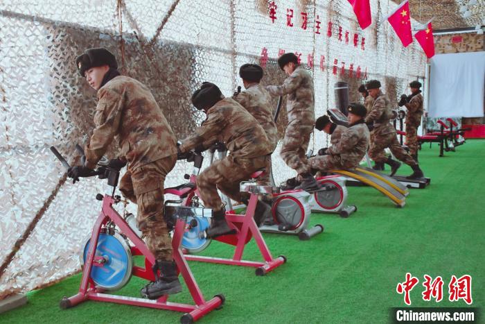 圖為阿里軍分區(qū)某邊防團(tuán)官兵在陽(yáng)光房里鍛煉?！詵| 攝