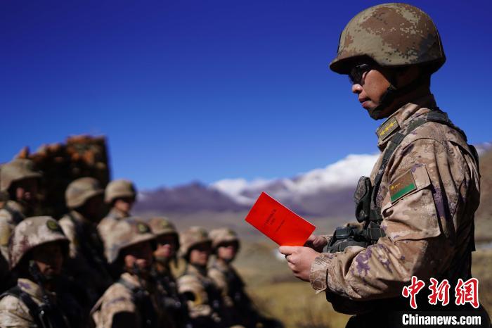 訓(xùn)練間隙，楊磊正在為官兵作宣講。　西藏山南軍分區(qū)某團(tuán)供圖