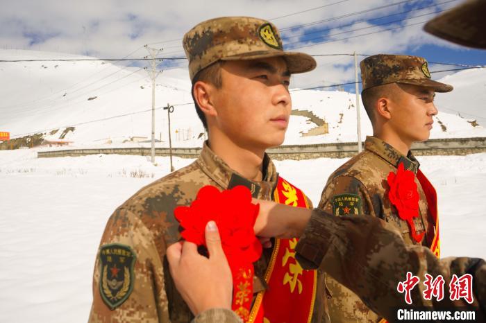 退伍老兵合照留念?！∥鞑厣侥宪姺謪^(qū)某團(tuán)供圖