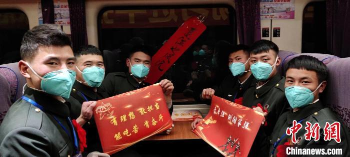 退伍老兵在退伍專列上合影留念?！∥鞑厣侥宪姺謪^(qū)某團(tuán)供圖