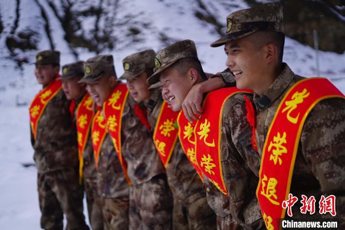 退伍老兵合照留念?！∥鞑厣侥宪姺謪^(qū)某團(tuán)供圖