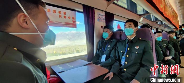 退伍老兵乘坐在退伍專列。　西藏山南軍分區(qū)某團(tuán)供圖