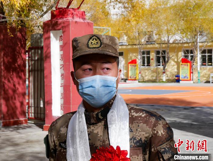 圖為什布奇邊防連退伍老兵臨別前再看一眼連隊(duì)?！詵| 攝