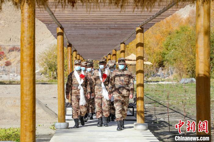 圖為什布奇邊防連退伍老兵臨別前再看一眼連隊(duì)?！詵| 攝