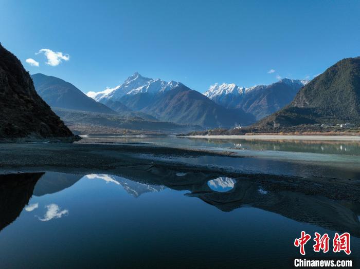西藏林芝雅魯藏布江和遠(yuǎn)處的雪山?！《拘?攝