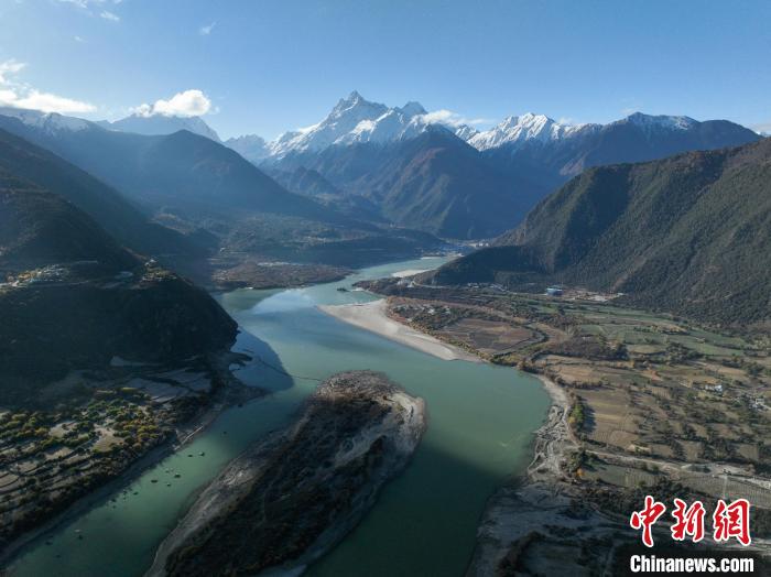 西藏林芝雅魯藏布大峽谷的雪山風(fēng)光?！《拘?攝