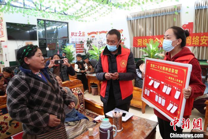 圖為瓊結(jié)縣村民參與問答?！愔闈扇?攝