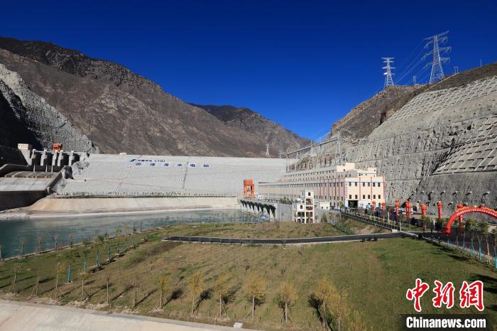 圖為金沙江上游蘇洼龍水電站?！⊥趵?攝