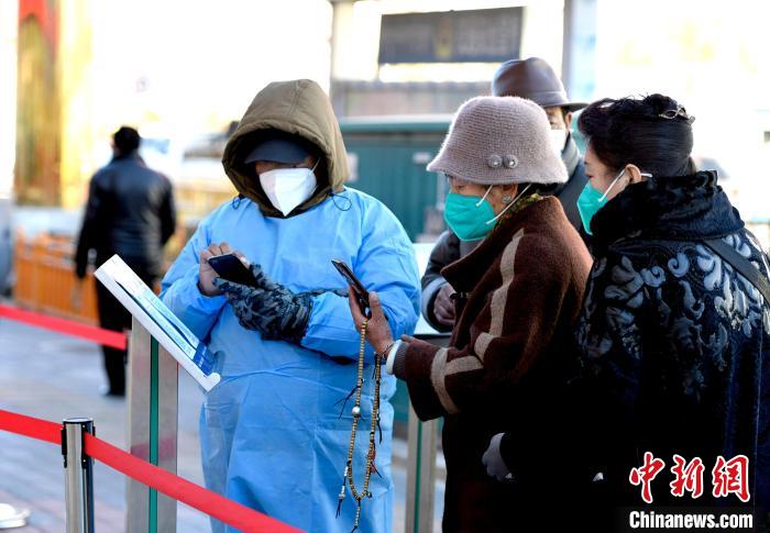 12月7日，拉薩市民掃碼進(jìn)入銀行辦理業(yè)務(wù)?！±盍?攝