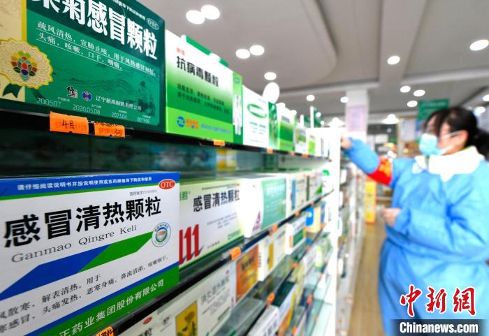 12月7日，拉薩宇拓路一藥店工作人員正在整理店內(nèi)的感冒類藥品?！±盍?攝