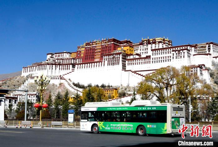 12月7日，一輛公交車從拉薩市城關(guān)區(qū)北京中路駛過?！±盍?攝