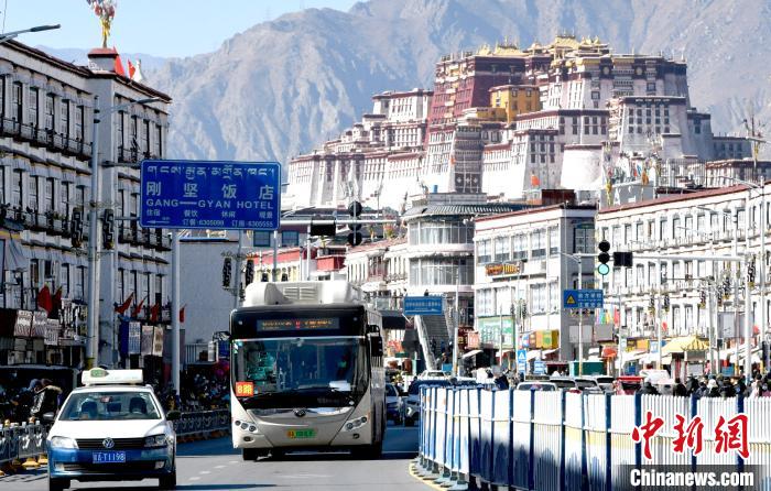 12月7日，一輛公交車從拉薩市城關(guān)區(qū)北京東路駛過?！±盍?攝