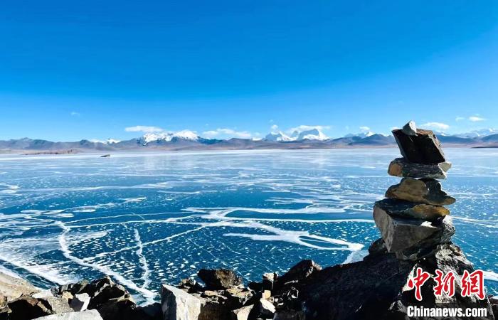 圖為普瑪江塘鄉(xiāng)境內(nèi)的雪山、冰湖美景?！±丝ㄗ涌h網(wǎng)信辦供圖