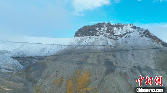 圖為邊壩縣降雪時夏貢拉山段路況?！∵厜慰h融媒體中心供圖