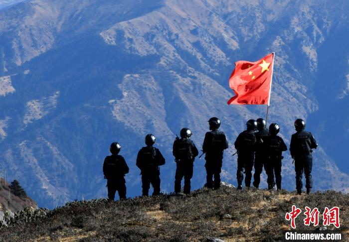 1月6日，移民警察在執(zhí)勤?！±盍?攝
