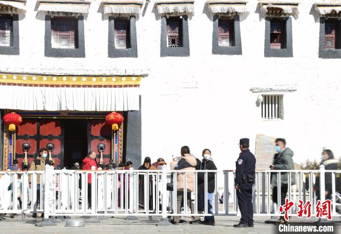 圖為1月23日，布達拉宮廣場派出所民警正在引導游客?！∝暩聛硭?攝