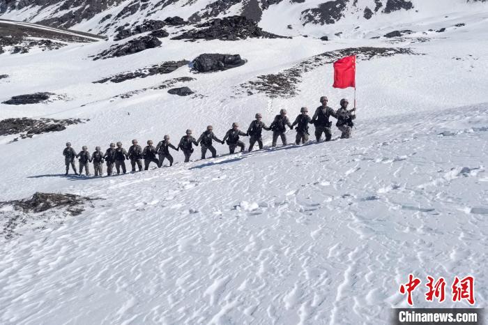 春節(jié)期間，西藏軍區(qū)山南軍分區(qū)某邊防團(tuán)官兵踏雪巡邊?！〉┰鰰x美 攝