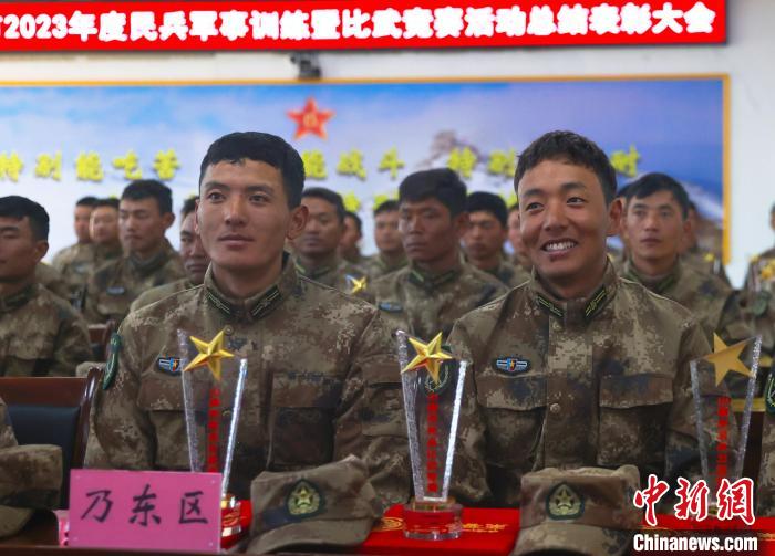 表彰大會上，獲獎選手開心瞬間?！敲衫?攝