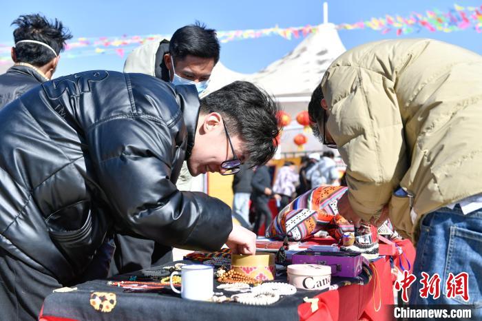 圖為展銷會現(xiàn)場?！∝暩聛硭?攝