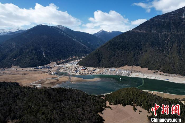 2月17日，西藏林芝魯朗小鎮(zhèn)。(無人機(jī)照片) 李林 攝