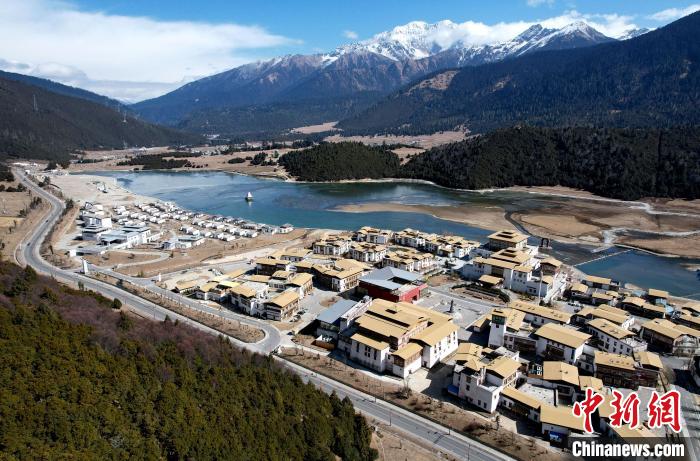 2月17日，西藏林芝魯朗小鎮(zhèn)。(無人機(jī)照片) 李林 攝