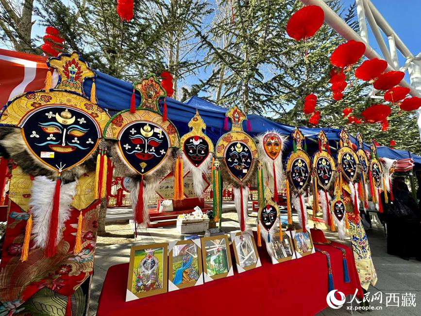 充滿藏元素的年貨節(jié)現(xiàn)場(chǎng)。人民網(wǎng) 次仁羅布攝