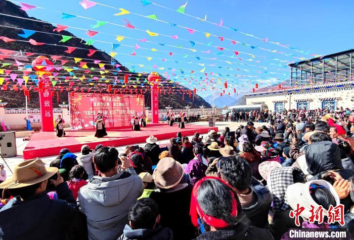 文藝活動全景?！∶⒖悼h委宣傳部供圖