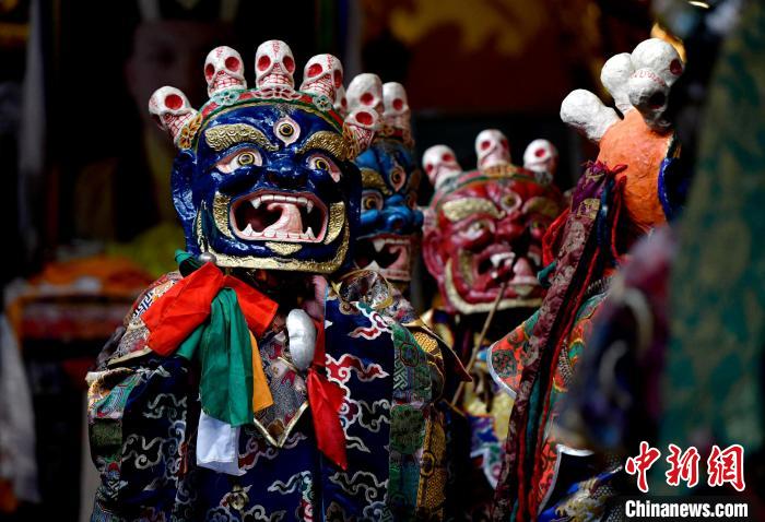 2月19日，楚布寺僧人們佩戴面具準(zhǔn)備參加跳神活動(dòng)?！±盍?攝