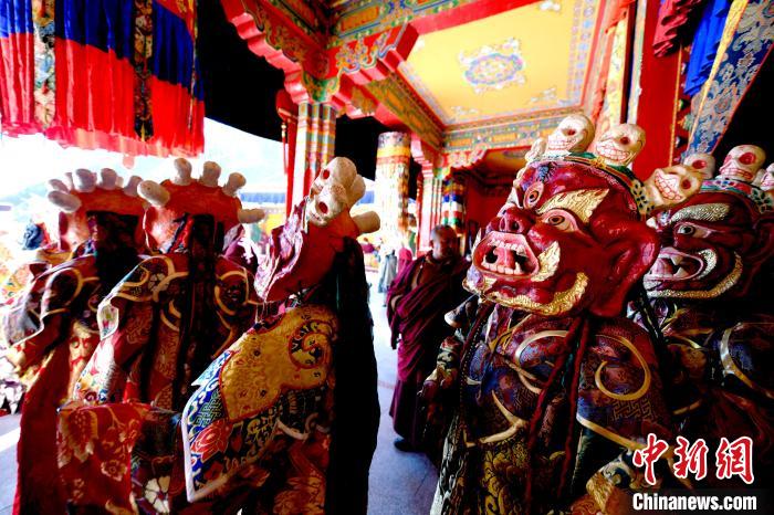 2月19日，楚布寺僧人們佩戴面具準(zhǔn)備參加跳神活動(dòng)。　李林 攝
