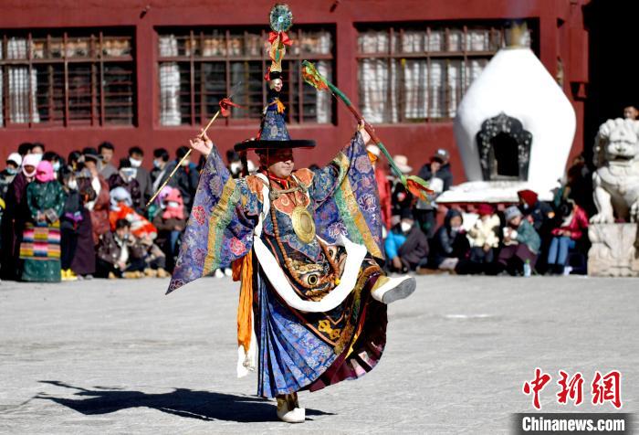 2月19日，楚布寺僧人參加跳神活動(dòng)。　李林 攝
