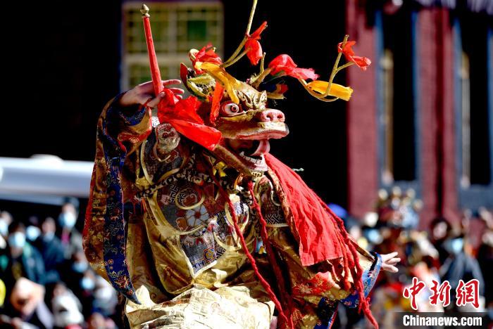 2月19日，楚布寺僧人佩戴面具參加跳神活動(dòng)?！±盍?攝