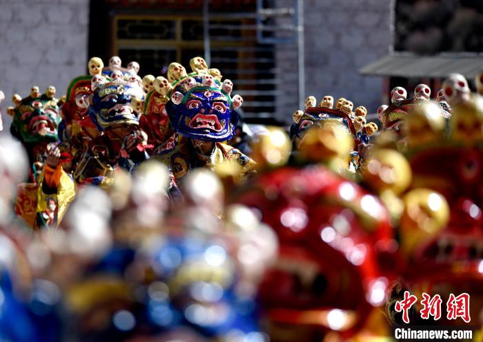2月19日，楚布寺僧人們佩戴面具參加跳神活動(dòng)。　李林 攝
