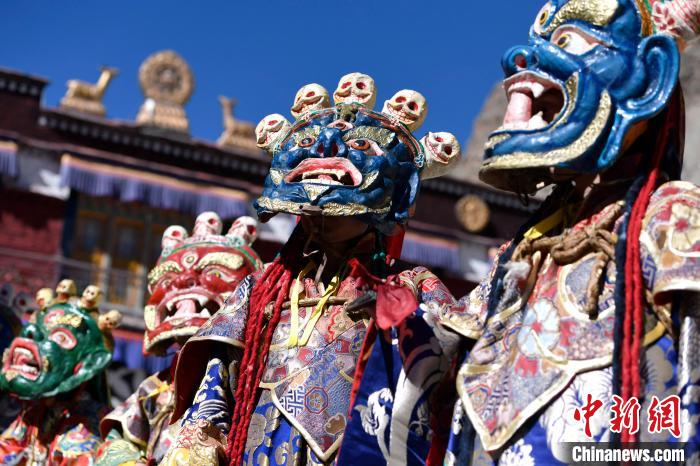 2月19日，楚布寺僧人們佩戴面具參加跳神活動(dòng)?！±盍?攝