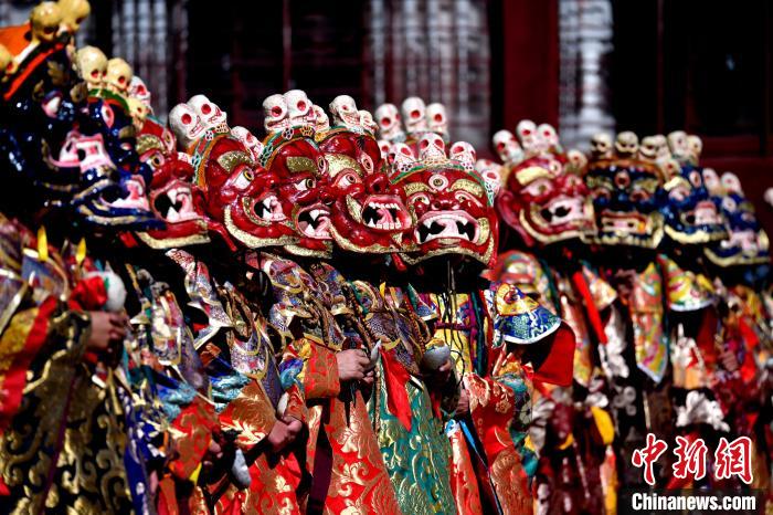 2月19日，楚布寺僧人們佩戴面具參加跳神活動(dòng)。　李林 攝
