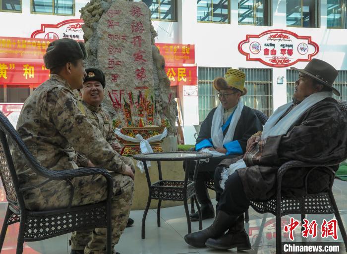 圖為阿里軍分區(qū)某邊防團(tuán)官兵與駐地群眾拉家常?！詵| 攝