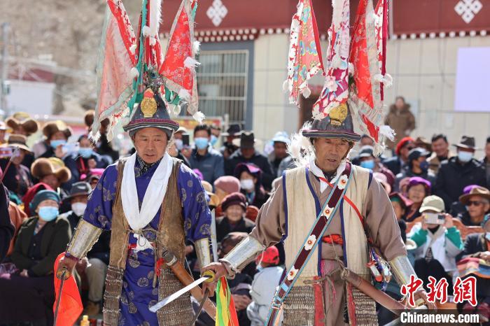 圖為兩位藝人表演瓊結(jié)“果孜”舞?！愔闈扇?攝