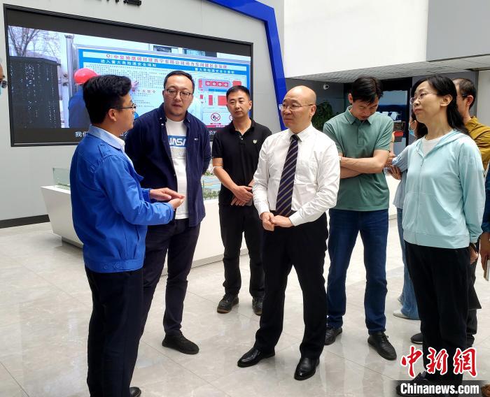 圖為全國政協(xié)委員、農(nóng)工黨青海省委主委王昆(中)在企業(yè)調(diào)研?！」鶟M福 供圖