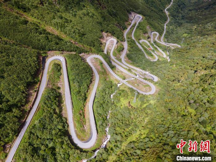 圖為西藏山南錯(cuò)那縣的盤山公路，錯(cuò)那縣被命名為全國“四好農(nóng)村路”示范縣?！〗w波 攝