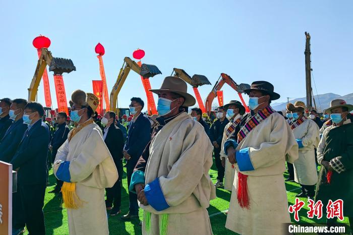 各方代表參加集中開(kāi)復(fù)工儀式。　尼瑪卓嘎 攝